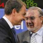 El presidente Zapatero conversa con el vicepresidente segundo y ministro de Economía, Solbes