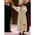 El Papa, saludando a los periodistas en su encuentro con la prensa