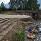 Un grupo de niños ya disfrutaba ayer del nuevo espacio de baño en el ‘Reguero’. MEDINA