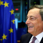 Mario Draghi, presidente del BCE, se dirige a los europarlamentarios, ayer en Bruselas.
