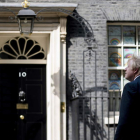 El primer ministro británico, Boris Johnson, a las puertas de Downing Street. WILL OLIVER