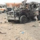 Imagen de archivo que muestra a unos soldados yemeníes junto a la escena del atentado terrorista