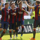 Luis Suárez, autor de un hat-trick, recibe la felicitación de Iniesta, Neymar y Messi.
