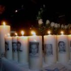 Velas con los rostros de los diputados fallecidos en una ceremonia
