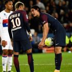 Neymar y Cavani discuten sobre el punto de penalti.