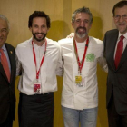De izquierda a derecha, el primer ministro de Portugal, António Costa, los cocineros Avillez y Solla y Rajoy.