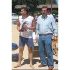 Juan Arias, presidente del Ademar entregó el trofeo al mejor portero