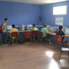 Niños navegando por Internet, en el Centro Joven del Municipio
