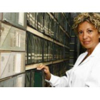 Arriba, la torre del fantasma. Debajo, Eva Merino, directora del Archivo