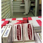 Medicamentos genéricos en el estante de una farmacia.