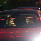Una pareja espera el comienzo de la película. ABEDIN TAHERKENAREH