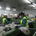 Trabajadores en el CTR de San Román de la Vega en la separación de residuos para su reciclaje.