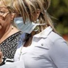 Una joven con mascarilla abandona el hospital de Valencia donde ha permanecido en observación