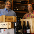 Los hermanos Casares en su vinoteca de la calle República Argentina en León.