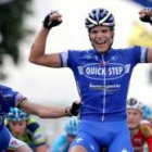 Fabián Cancellara se coloca el jersey amarillo de líder en el podio