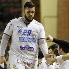 Javi García saluda a sus compañeros en el partido del pasado sábado disputado en el Palacio ante el Sinfín de Santander. JESÚS