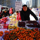 Un vendedor de fruta en un mercado de Pekín.