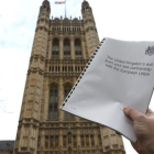 Imagen del 'libro blanco' sobre la estrategia gubernamental para la salida de la UE, en el exterior del Parlamento, en Londres, el 2 de febrero.
