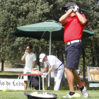 Un jugador, en la salida de hoyo del torneo Diario de León.