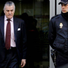 El extesorero del PP Luis Bárcenas sale de la Audiencia Nacional, el 15 de marzo del año pasado.
