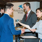 La reina Letizia entrega su beca al leonés Manuel Cereijido, en el acto celebrado ayer. DL