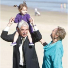 Pasquall Maragall con su nieta y su mujer.