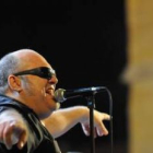 Zapico, voz del grupo Deicidas, durante un concierto en la plaza de la Catedral en León.