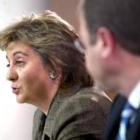 Los consejeros María Jesús Ruiz y Antonio Silván, ayer, tras el Consejo de Gobierno