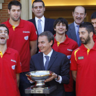 Zapatero sostiene el trofeo de los campeones europeos.