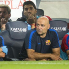 Iniesta, sentado en el banquillo en el Barça-Alavés (1-2) junto a Suárez y Messi. Los tres salieron luego al campo.