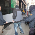 Los agentes sacando el ordenador central de las oficinas de Martínez Núñez en Lazúrtegui