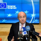 Luis de Guindos atiende a la prensa ayer, en Bruselas, tras la reunión del Eurogrupo.