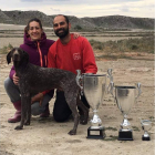 Carlos y su novia María con Curt de la Senda de la Quinea (i) y el criador junto a Orian de Benivin (d). DL