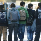 Adolescentes a la salida de clase.