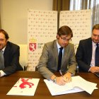 Emilio Orejas firma el acuerdo con Caixabank, entidad bancaria que aporta el dinero.
