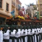 Una pareja observa a la Virgen de los Dolores desde un balcón