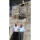 Benedicto, uno de los colaboradores, y el autor de la obra.