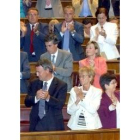 Los diputados del PSOE aplauden de pie a su líder