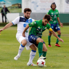 Taranilla controla un balón a pesar de la oposición de un rival. MARCIANO