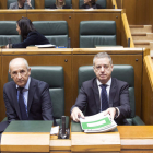 Erkoreka y Urkullu, ayer, en el Parlamento vasco. JOSÉ RAMÓN GÓMEZ