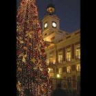 Con ocasión de las fiestas, la iluminación de las ciudades se viste de gala, de luces y, como no, de árboles de Navidad. Como éste, en la Puerta del Sol en Madrid.
