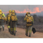 Una brigada se dirige al lugar del fuego forestal, inusual en una época como el invierno.