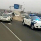 Momento en el que el conductor 'kamikaze' detenido en Granada ha chocado contra la barrera de coches patrulla que la Guardia Civil ha colocado en la carretera para detenerlo.