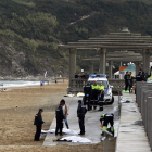 Agentes de la policía autonómica vasca junto a los dos cadáveres.