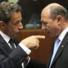 El presidente francés, Nicolas Sarkozy, conversa con su homólogo rumano, Traian Basescu, antes de co