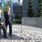 El científico Luis Vázquez y el alcalde Antonio Canedo, ayer en la sede de Nokia en Helsinki.