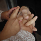 Imagen que muestra las manos de tres generaciones de mujeres rurales. JESÚS F. SALVADORES