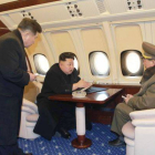 El dictador norcoreano, en el interior remodelado de su avión.