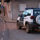 La Guardia Civil, vigilando a mediodía de ayer en Lorenzana.