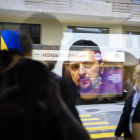 El reflejo de Volodímir Zelenski en una pantalla en la ciudad suiza de Davos. GIAN EHRENZELLER